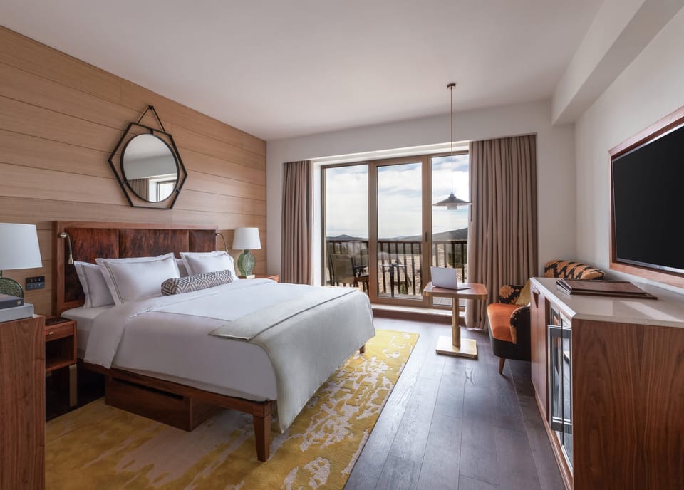 Room, 1 King Bed, Balcony | Premium bedding, pillowtop beds, minibar, in-room safe