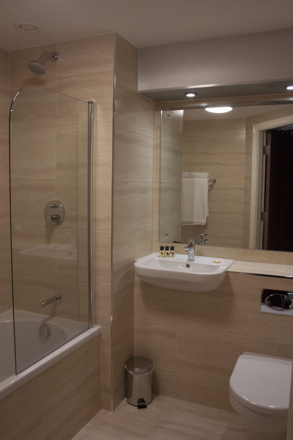 Bathtub, free toiletries, hair dryer (on request), towels