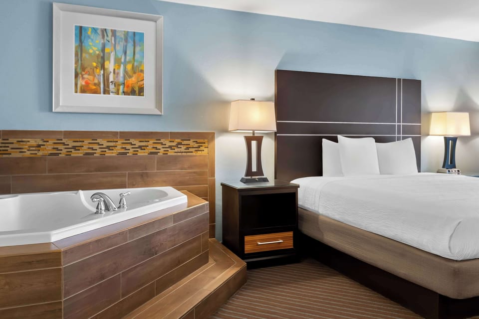 Standard Room, 1 King Bed, Non Smoking, Jetted Tub | Premium bedding, pillowtop beds, desk, iron/ironing board