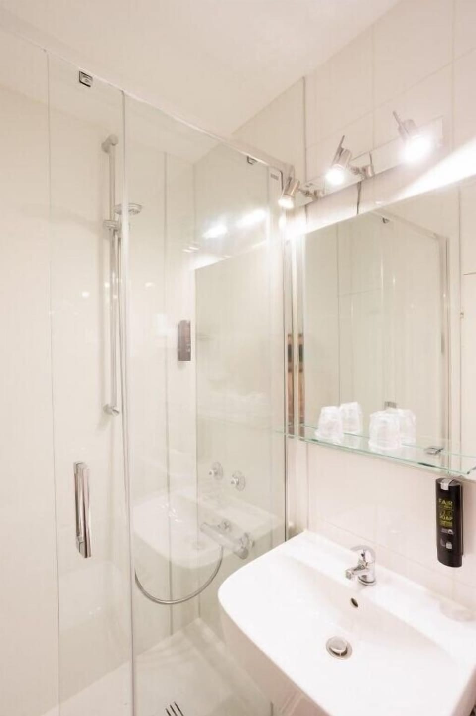 Superior Single Room, Courtyard View | Bathroom | Designer toiletries, hair dryer, towels, soap