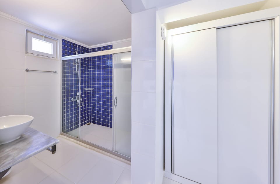 Economy Twin Room | Bathroom | Shower, rainfall showerhead, hair dryer, towels