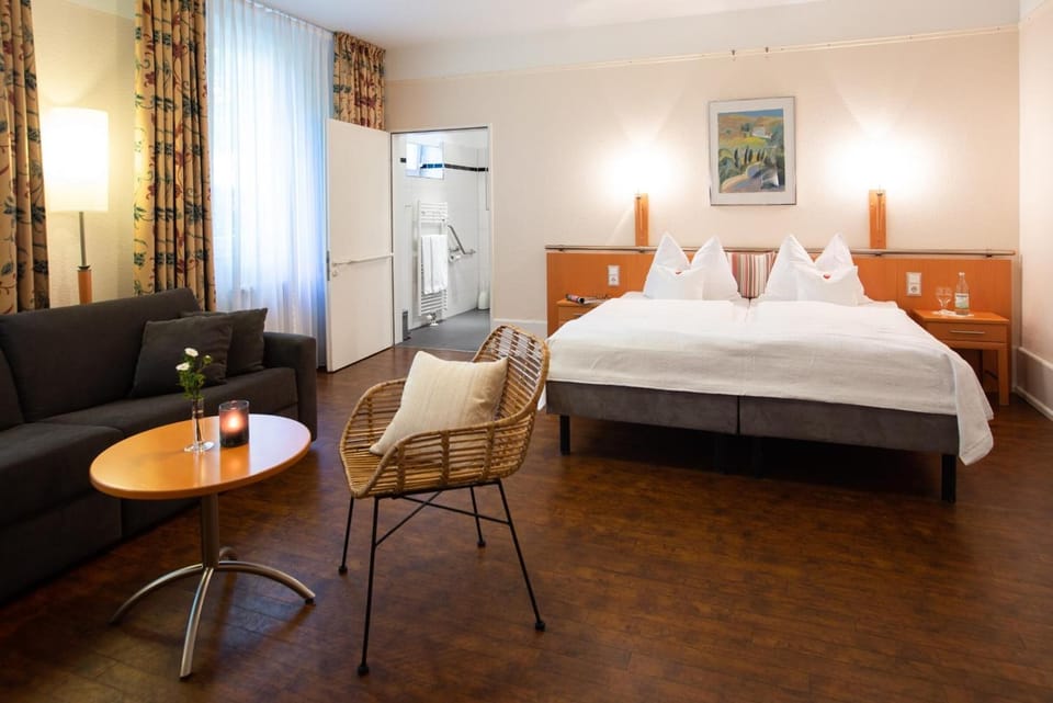 Hypo-allergenic bedding, in-room safe, desk, laptop workspace