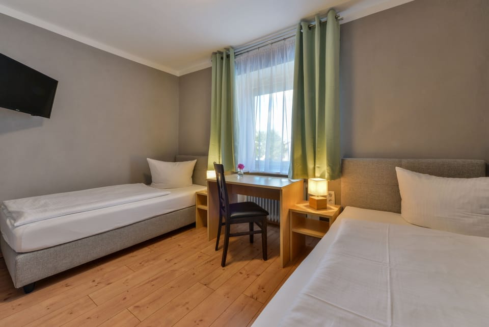 Standard Twin Room | Desk, WiFi (free), bed sheets