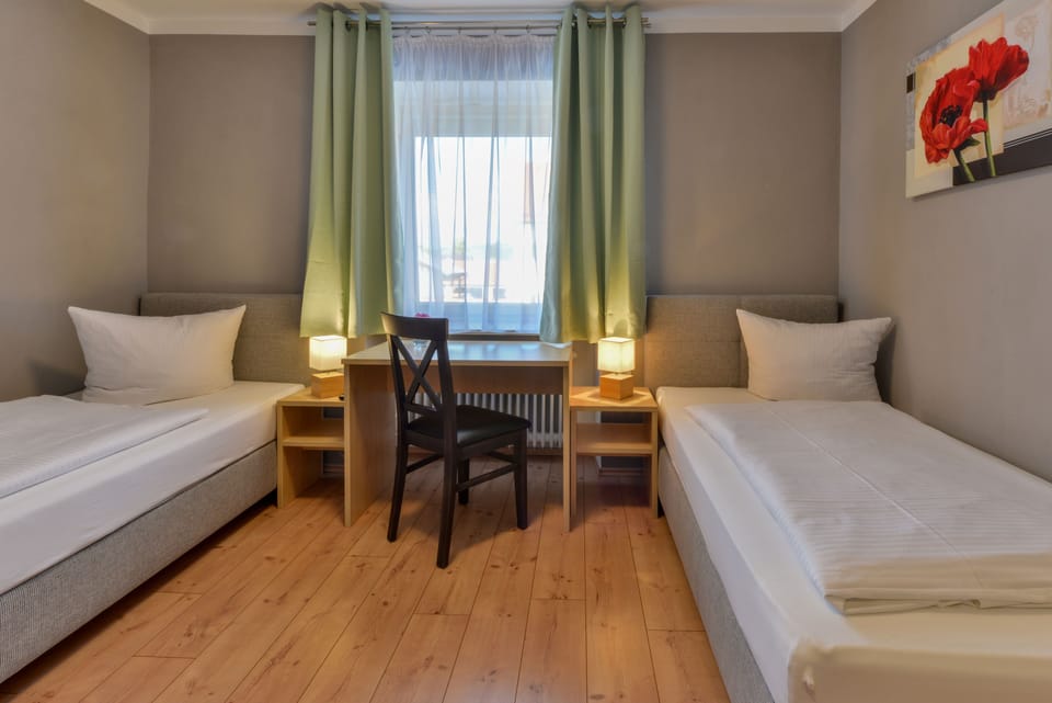 Standard Twin Room | Desk, WiFi (free), bed sheets