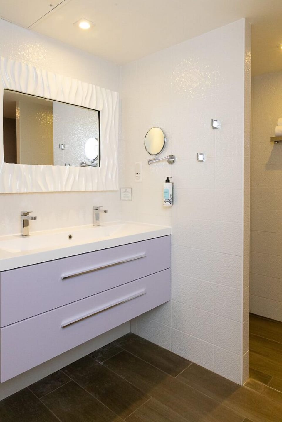 Deux Chambres Confort Communicantes Vue Jardin | Bathroom | Hair dryer, towels, soap, shampoo