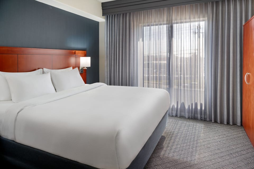 Junior Suite, 1 Bedroom, Corner | Premium bedding, in-room safe, desk, iron/ironing board