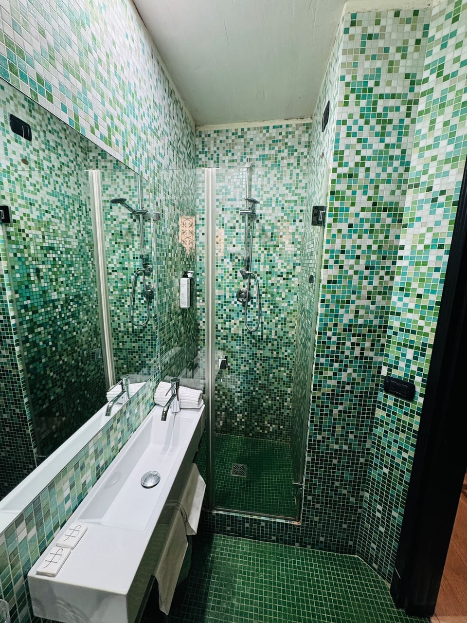 Superior Double Room | Bathroom | Combined shower/tub, rainfall showerhead, hair dryer, bidet