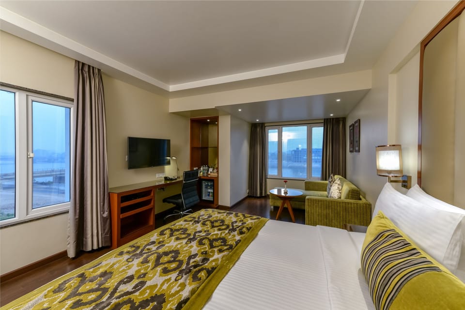 Executive Studio Suite | Premium bedding, minibar, in-room safe, desk