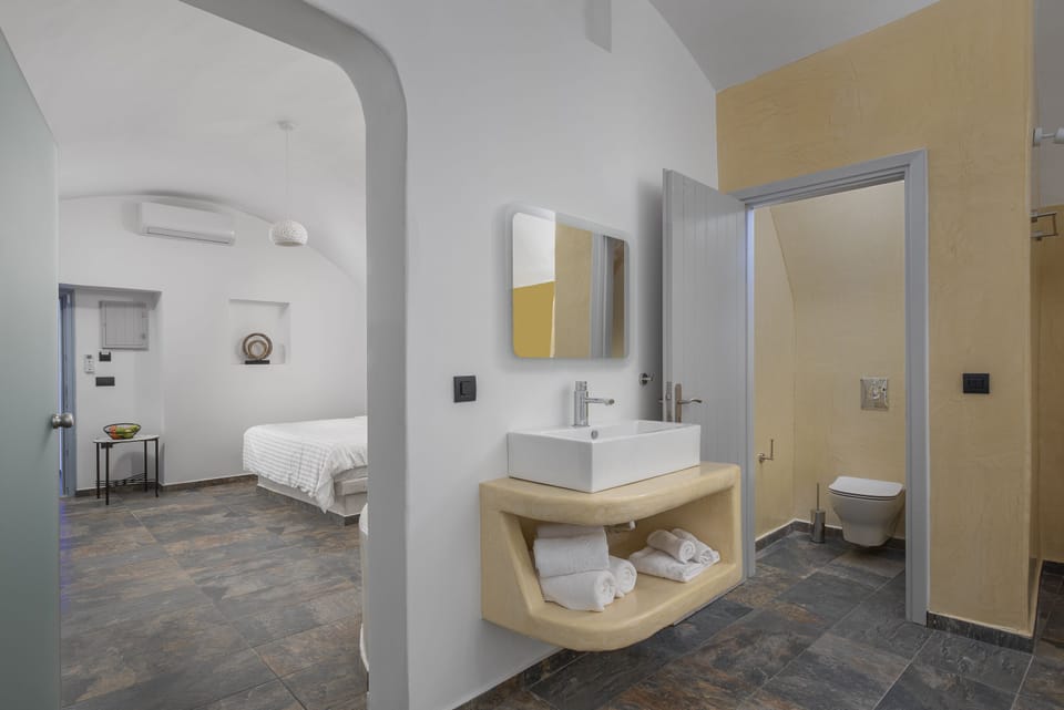 Deluxe Suite (Outdoor Hot Tub) | Bathroom | Shower, free toiletries, hair dryer, bathrobes