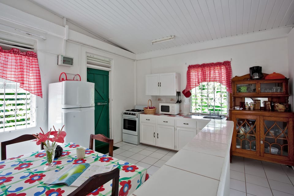 Apartment (Chateau Laffitte) | Private kitchen | Full-size fridge, microwave, oven, stovetop
