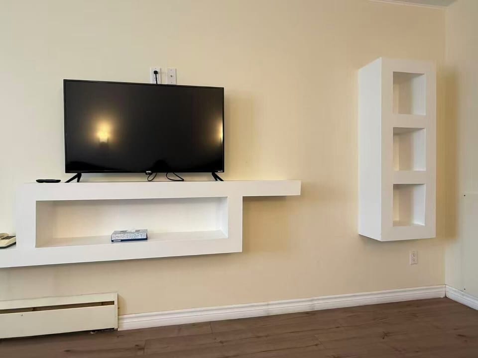 Standard Room, 2 Double Beds | Living area | 32-inch flat-screen TV with cable channels, TV