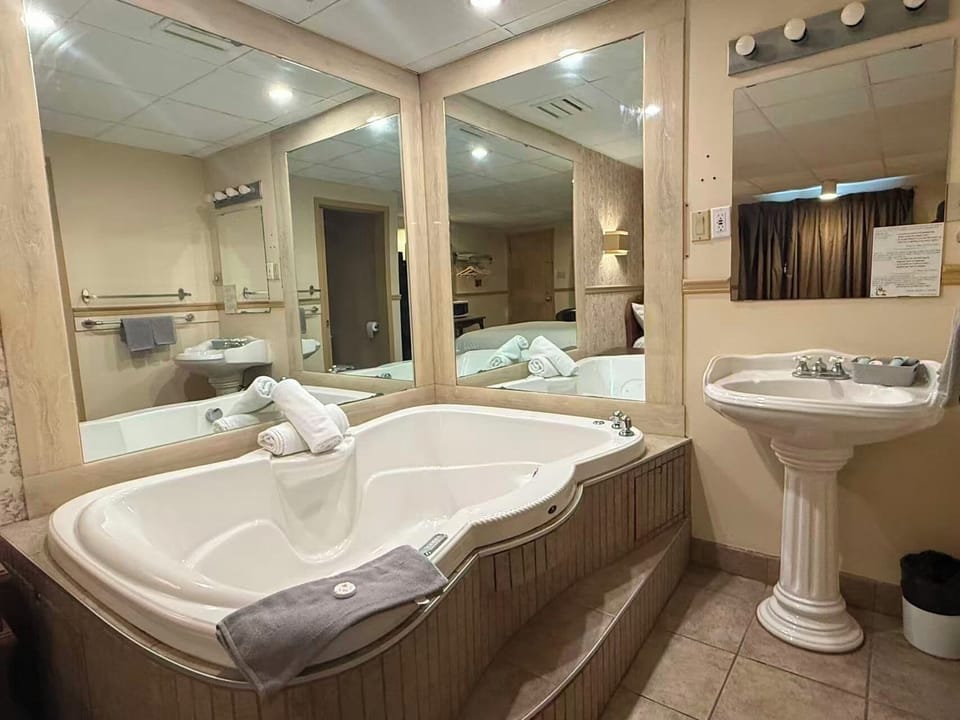 Junior Suite, 1 Queen Bed (Double Jacuzzi) | Desk, soundproofing, free WiFi, bed sheets
