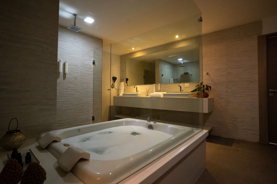 Suite Presidencial com Varanda Lateral e Jacuzzi | Bathroom | Free toiletries, hair dryer, towels