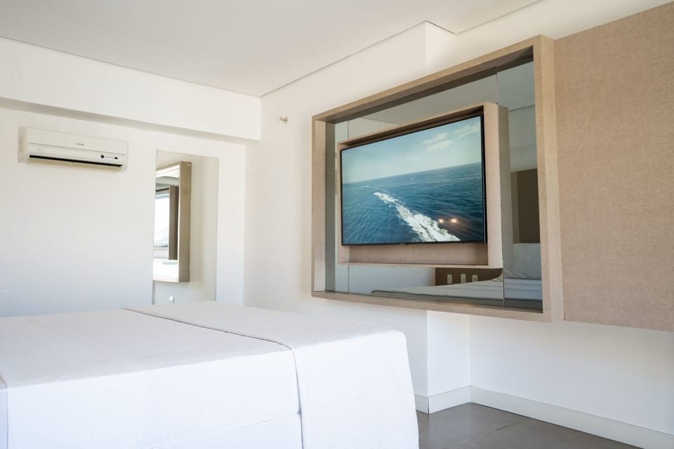 Suite Presidencial com Varanda Lateral e Jacuzzi | Minibar, in-room safe, desk, blackout drapes