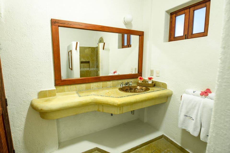 Linda Vista Suite Frente al Mar, 1 cama extragrande | Bathroom | Shower, towels