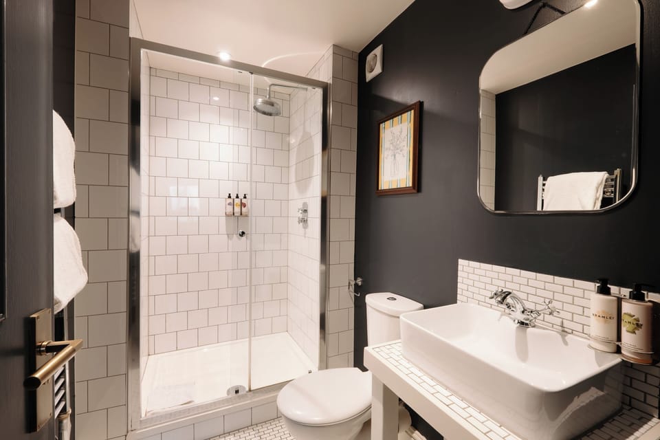 Superior Double or Twin Room | Bathroom | Shower, rainfall showerhead, hair dryer, towels