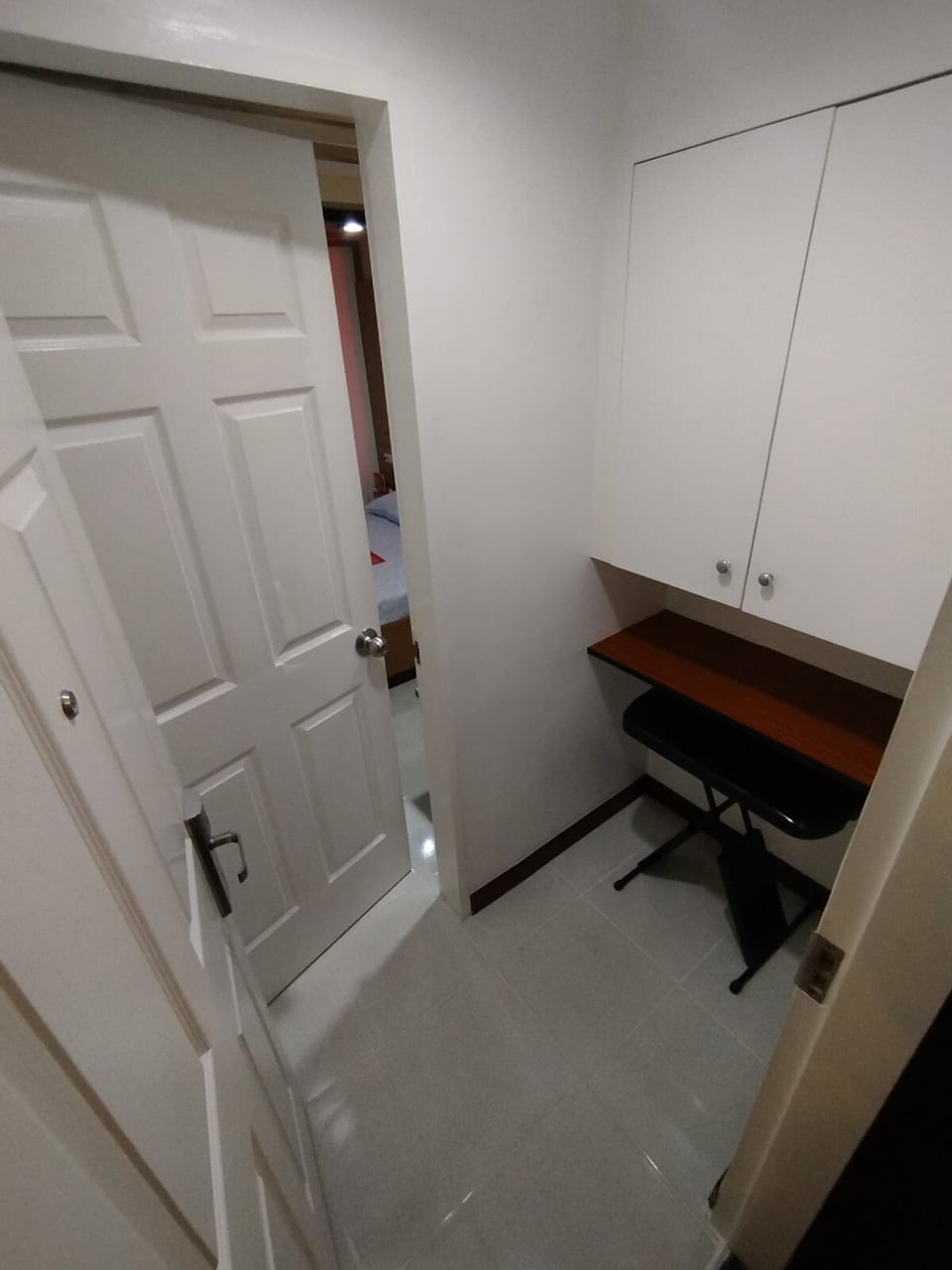 Deluxe Room, 1 Queen Bed | Living area | 32-inch LCD TV with cable channels, TV