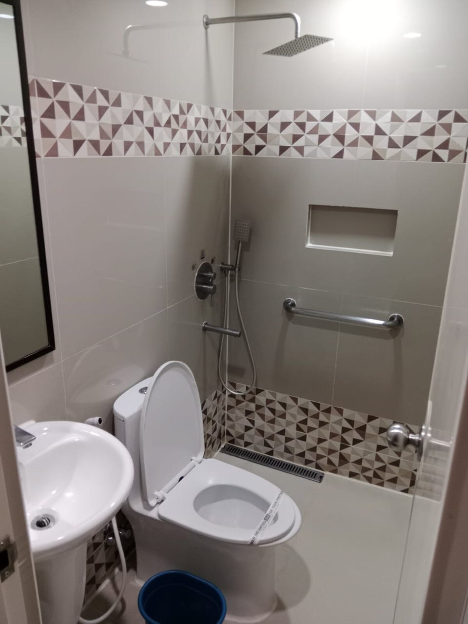 Executive Room, 1 Queen Bed | Bathroom | Shower, bidet, soap, shampoo