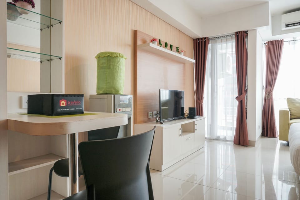 Apartment, Non Smoking, Kitchenette | 1 bedroom, desk, iron/ironing board, bed sheets