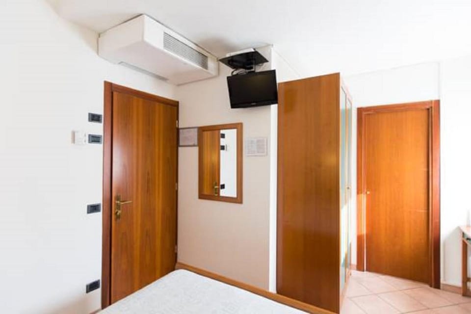 In-room safe, desk, WiFi (free), bed sheets