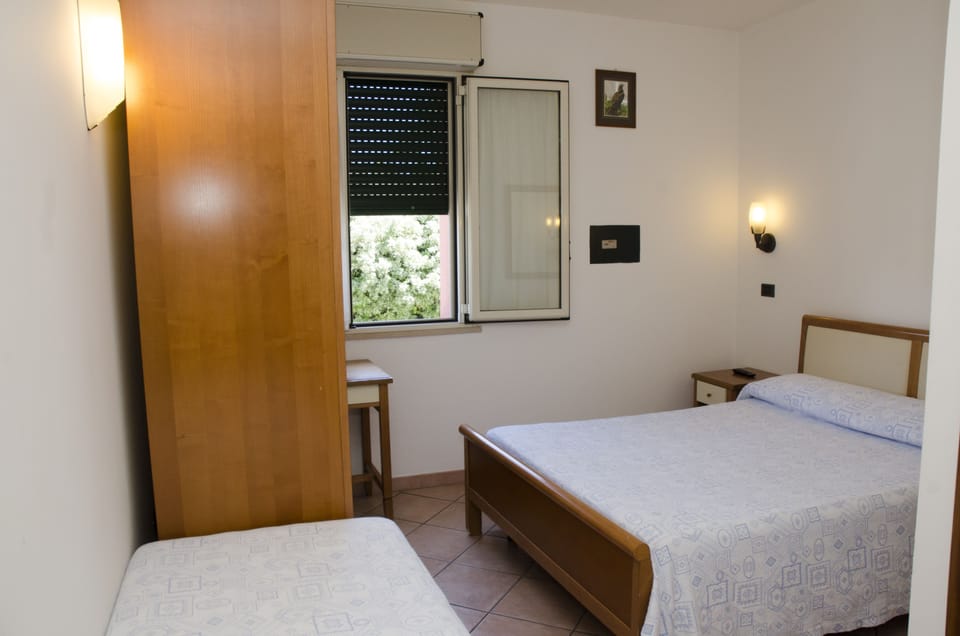 Triple Room | In-room safe, desk, WiFi (free), bed sheets