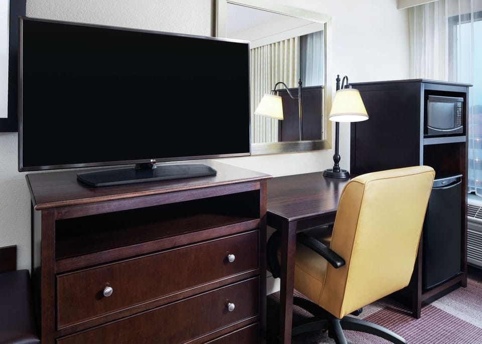 Hypo-allergenic bedding, down comforters, in-room safe, desk