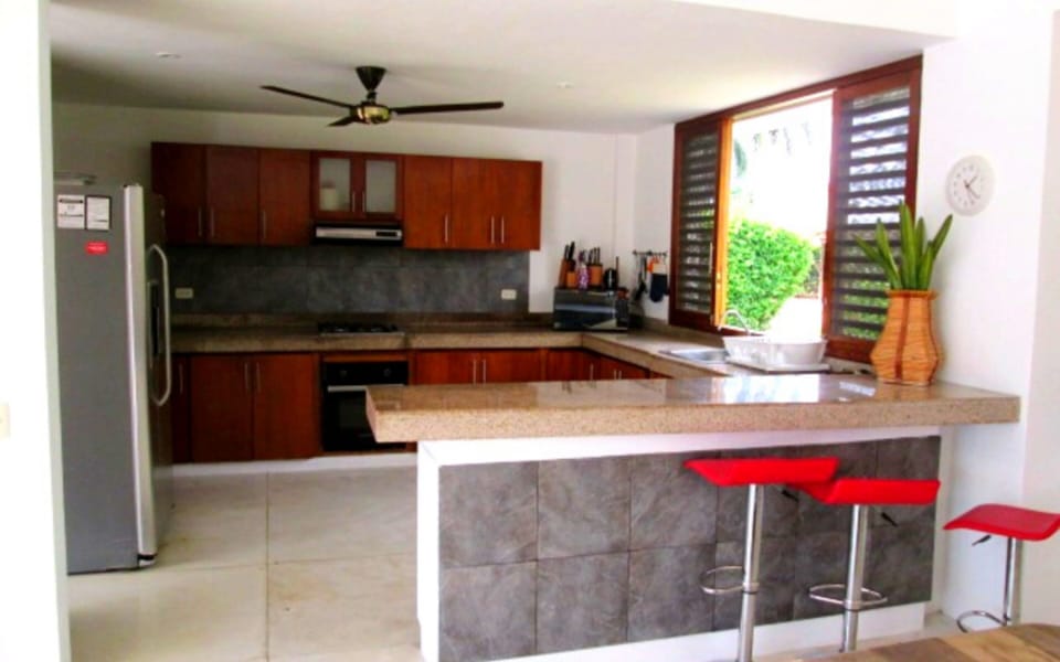 Basic House | Private kitchen | Fridge, oven