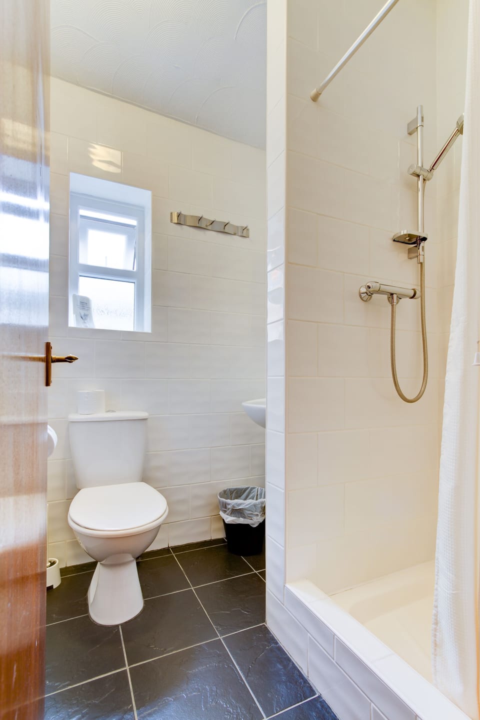 Double Room 10 | Bathroom | Shower, free toiletries, hair dryer, towels