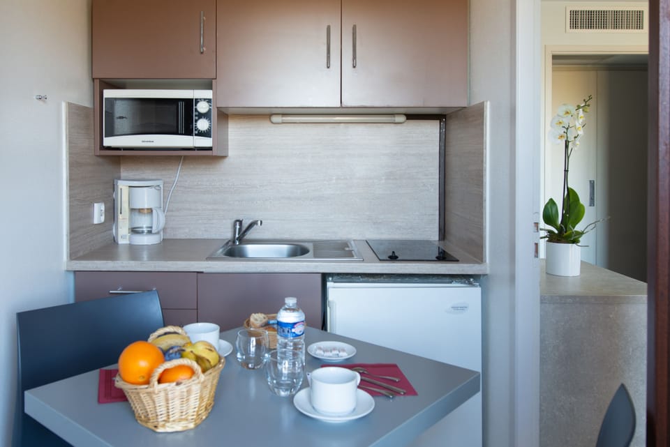 Fridge, microwave, stovetop, coffee/tea maker