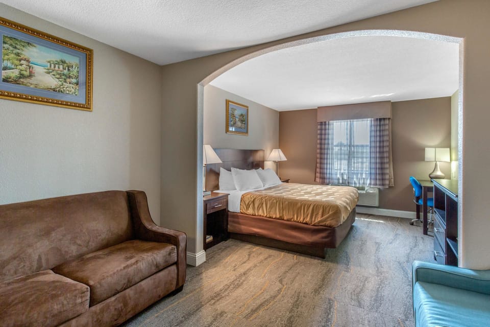 Standard Room, 1 King Bed with Sofa bed, Non Smoking | Premium bedding, desk, soundproofing, iron/ironing board