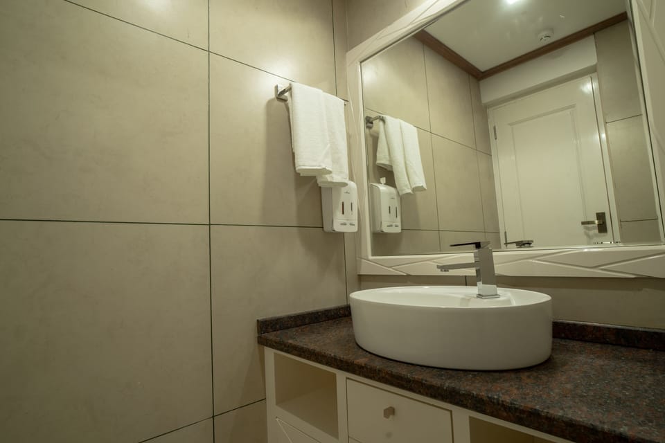 Shower, rainfall showerhead, free toiletries, towels