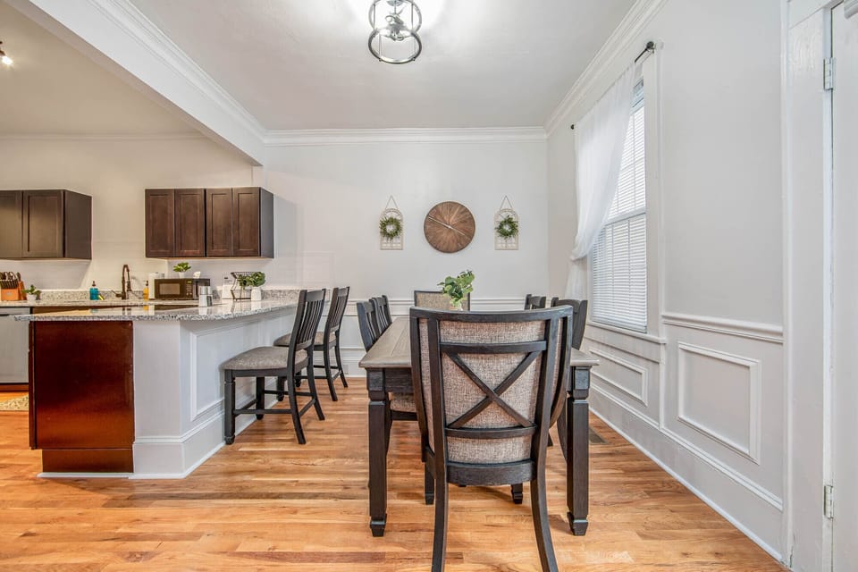 Family Apartment, 4 Bedrooms, 2 Bathrooms | In-room dining