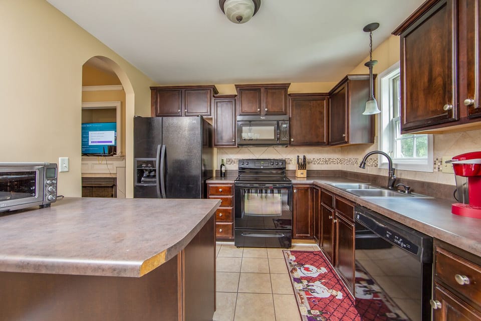 House, 3 Bedrooms, 2 Bathrooms | Private kitchen | Microwave, coffee/tea maker