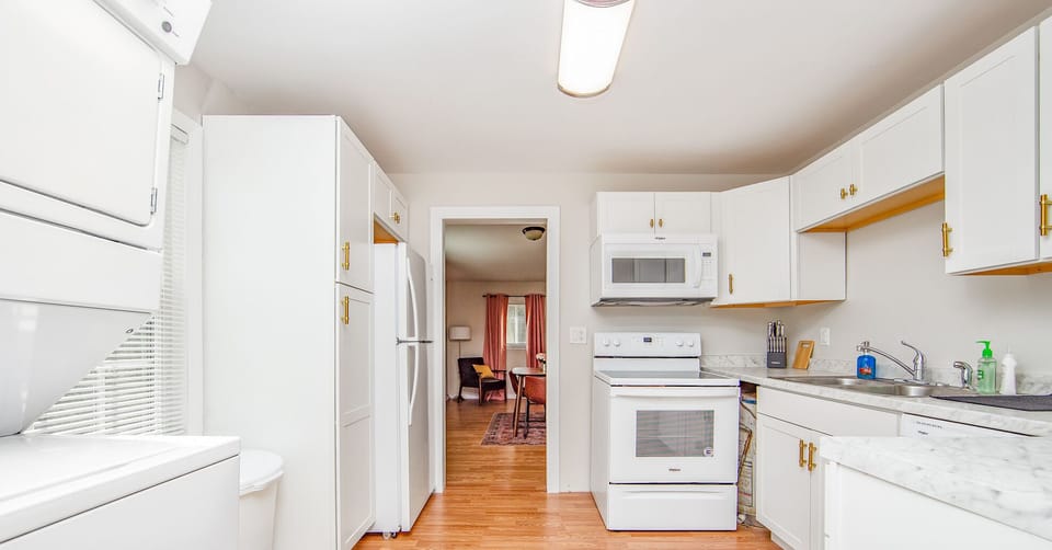 House, 2 Bedrooms, Kitchen | Private kitchen | Microwave, dishwasher, coffee/tea maker, cookware/dishes/utensils