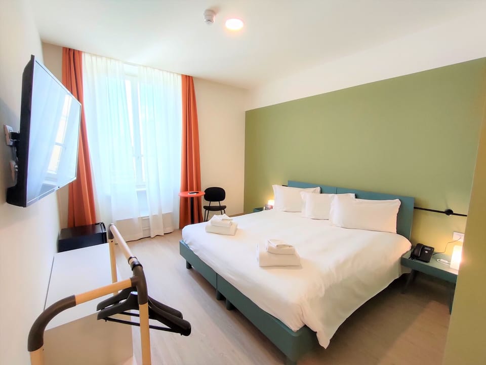 Free WiFi, bed sheets