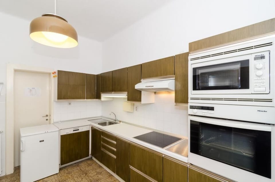 House (Duplex Three Bedroom Apartment) | Private kitchen | Fridge, microwave, stovetop, dishwasher