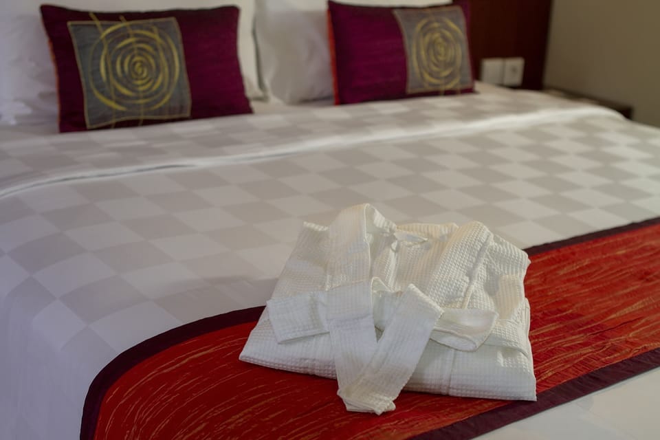 Bizness Suite | Bathroom amenities | Shower, free toiletries, hair dryer, slippers