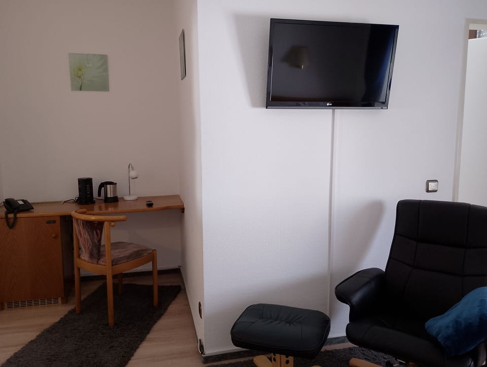 Hypo-allergenic bedding, minibar, in-room safe, desk