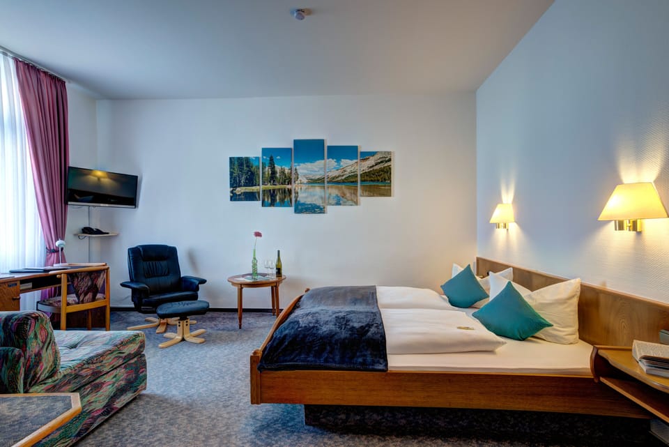 Hypo-allergenic bedding, minibar, in-room safe, desk