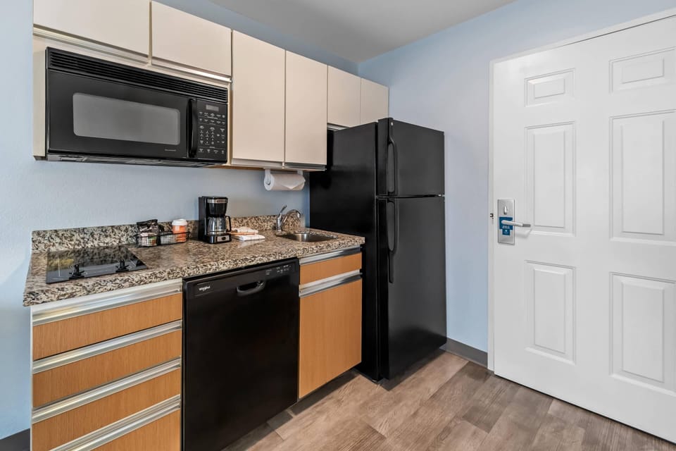 Standard Room, 1 Queen Bed, Non Smoking | Hypo-allergenic bedding, desk, laptop workspace, blackout drapes