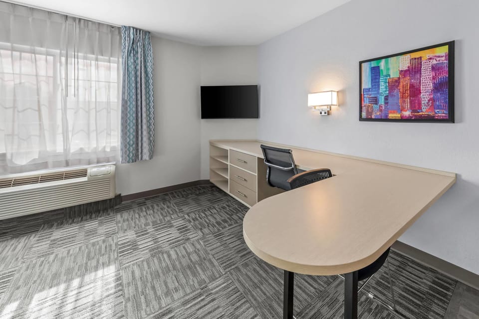 Standard Room, 1 Queen Bed, Non Smoking | Hypo-allergenic bedding, desk, laptop workspace, blackout drapes