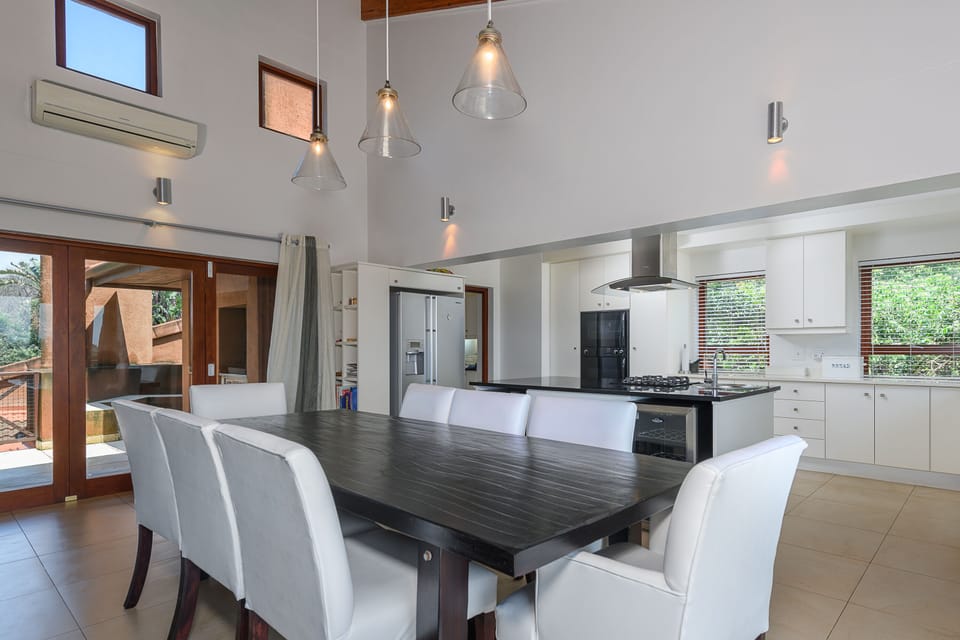 Luxury Villa, 5 Bedrooms, Non Smoking, Sea View | In-room dining