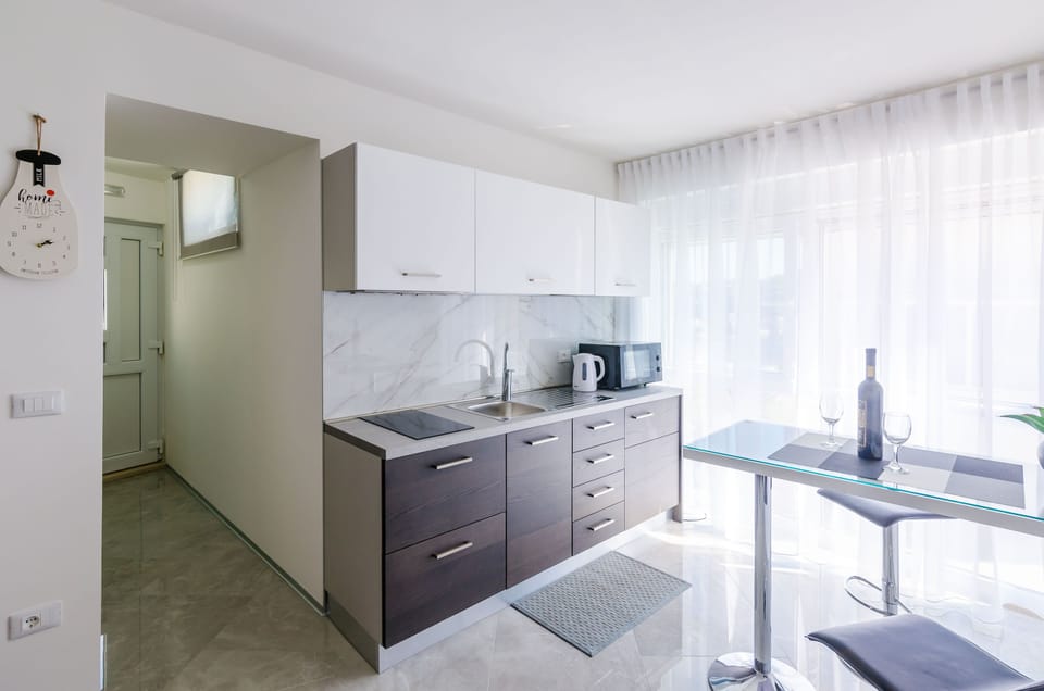 Studio (Apartment Lea - Studio Apartment) | Private kitchen | Fridge