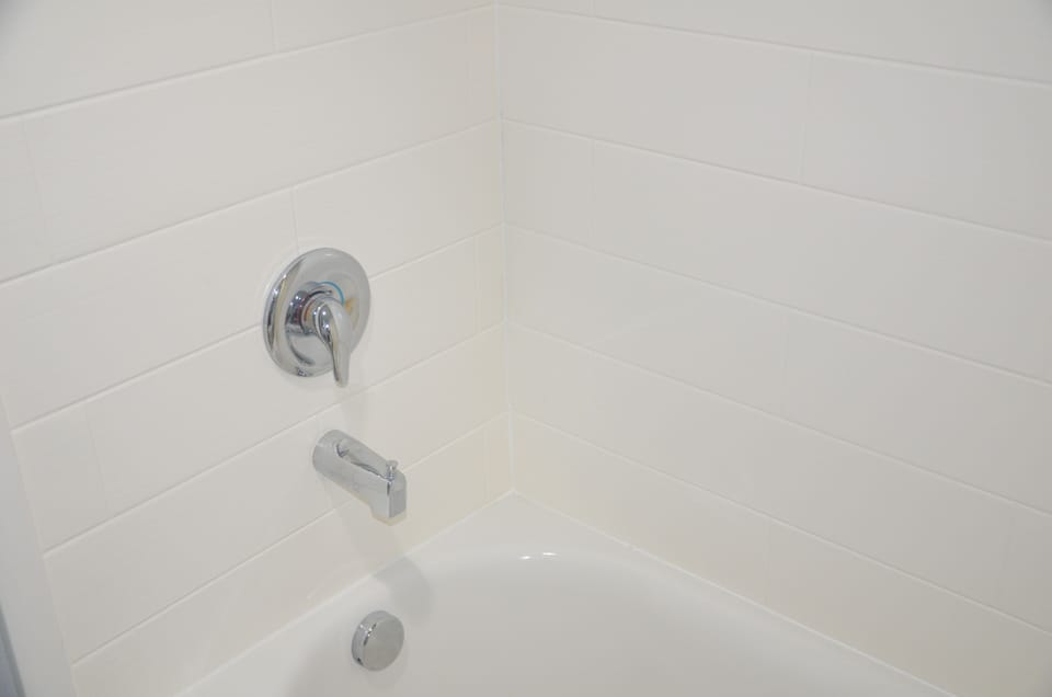 Combined shower/tub, towels