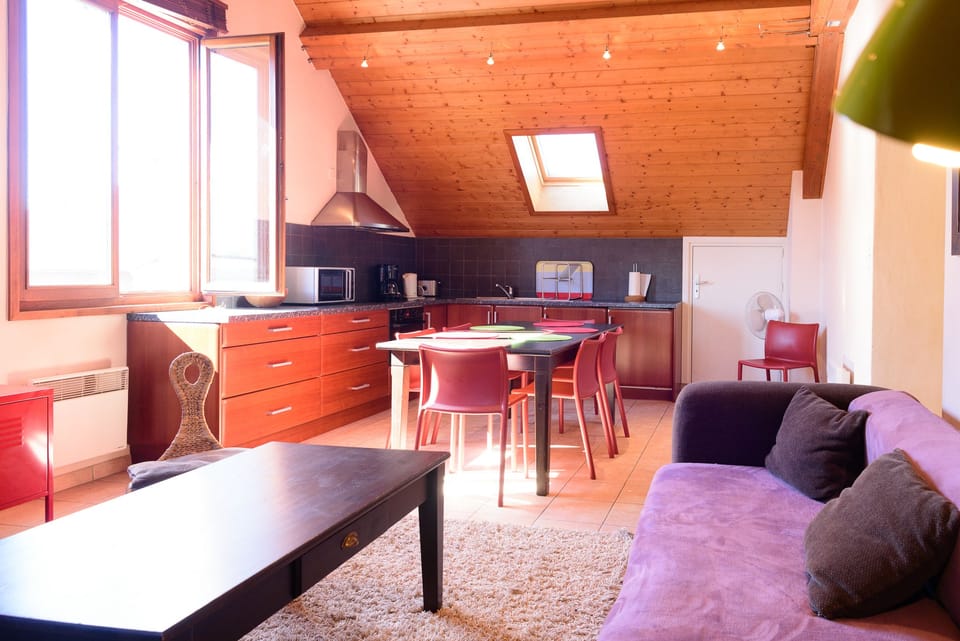 Apartment, 3 Bedrooms | Living room | 80-cm flat-screen TV with digital channels, TV