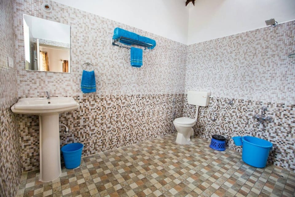 Room, 1 Bedroom, Smoking, Balcony | Bathroom | Combined shower/tub, shampoo