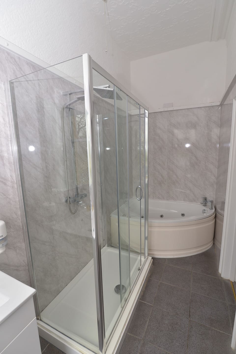 Standard King Room | Bathroom | Free toiletries, hair dryer, towels, soap