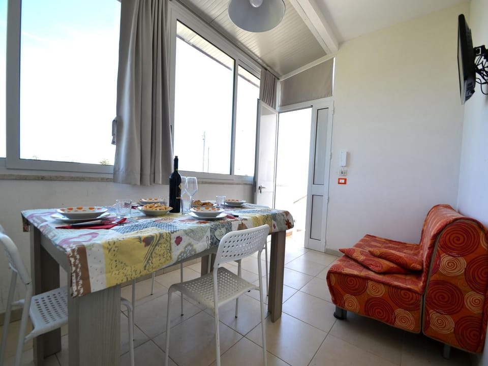 House, 2 Bedrooms, Smoking, City View | Dining room