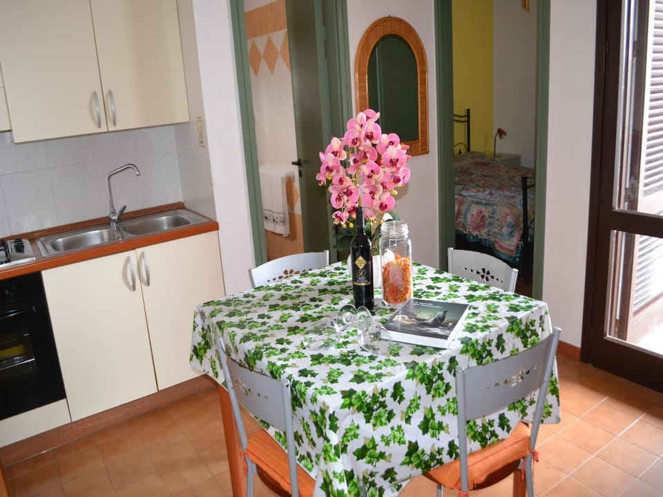 House, 1 Bedroom, Balcony, City View | Dining