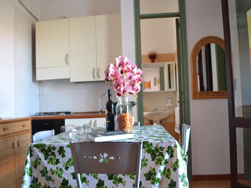 House, 1 Bedroom, Balcony, City View | Dining